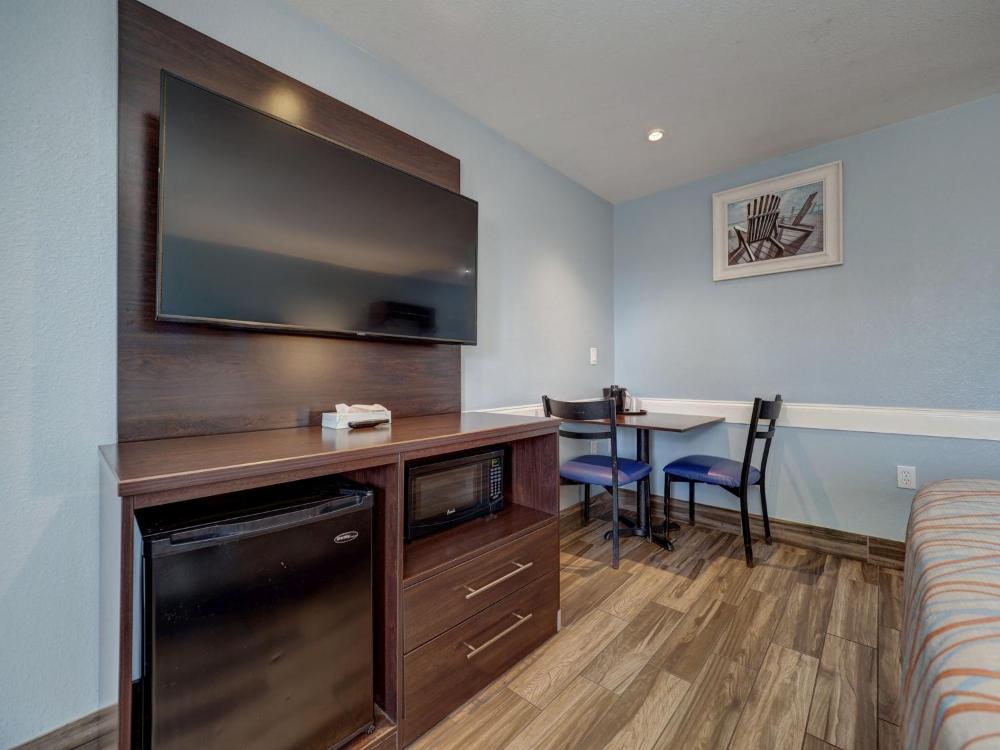 Deluxe King Room - Smoke Free interior